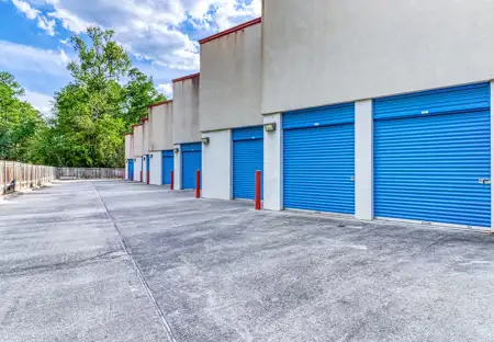 SmartStopSelfStorage-TheWoodlandsTX-7474GoslingRd-DriveUpUnits
