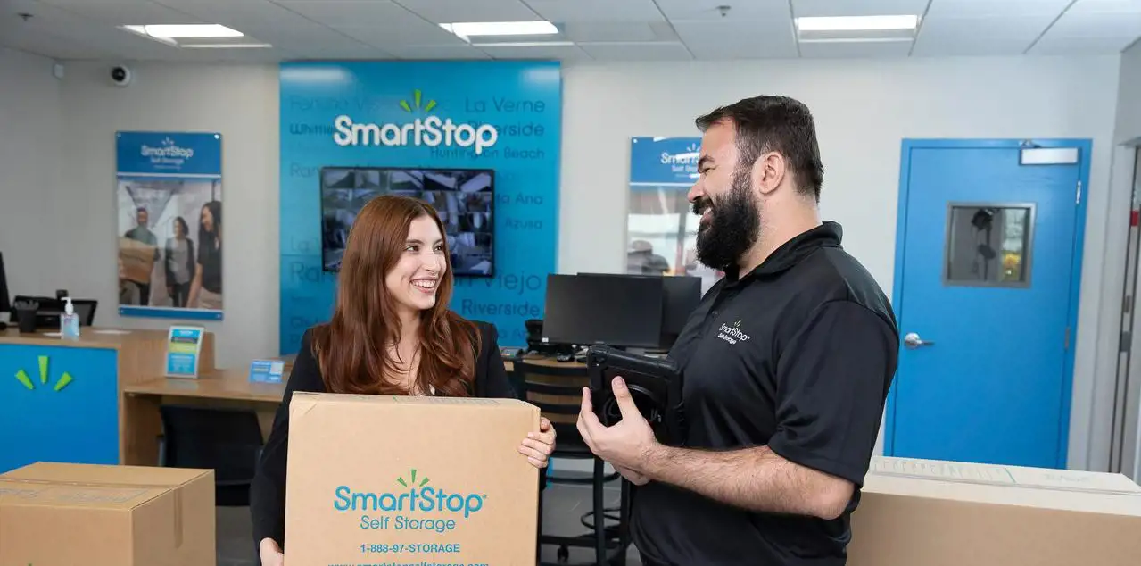 Image of SmartStop Employee assisting a customer with their self-storage needs